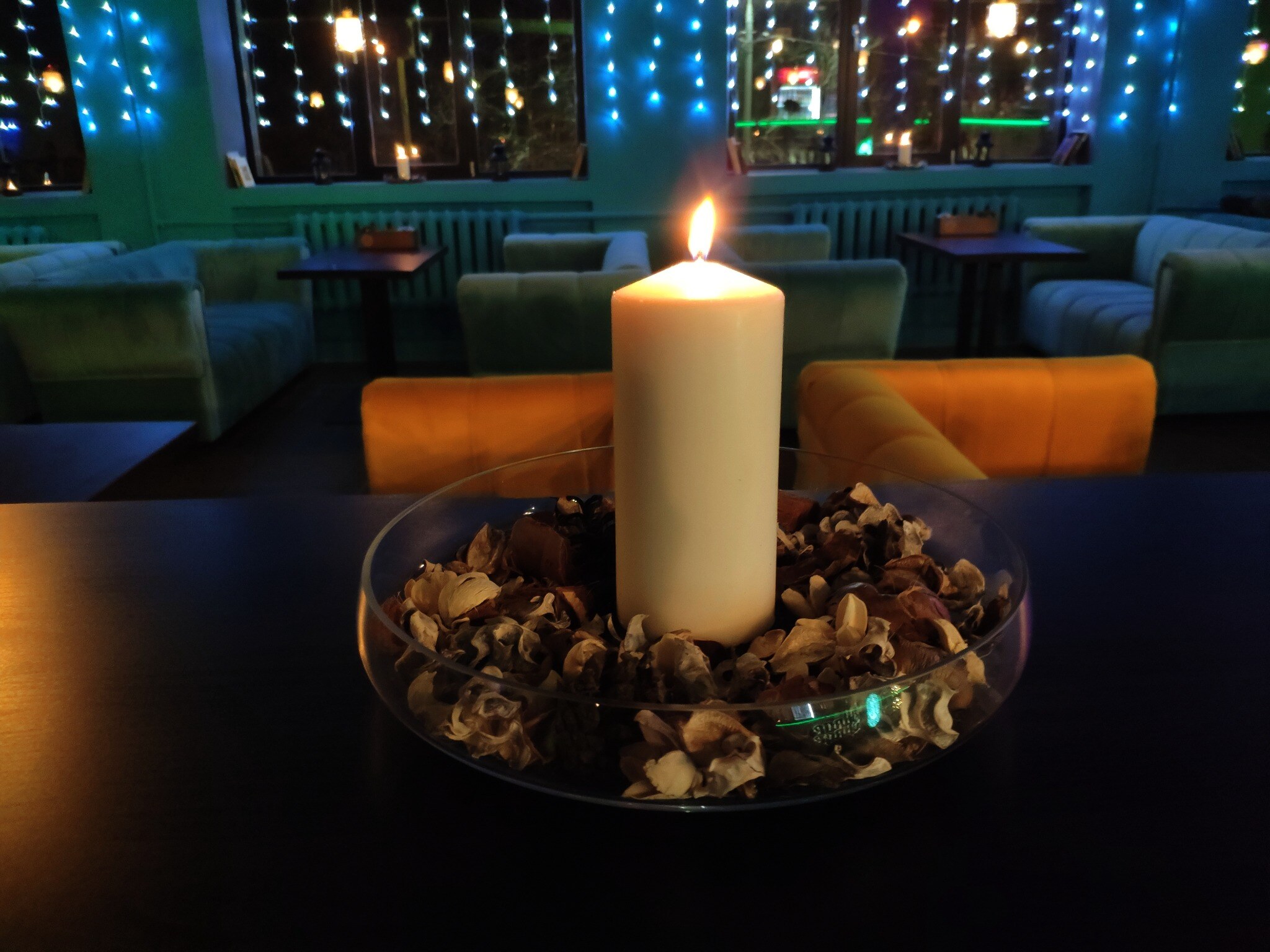 Свеча и природный декор в интерьере Мята Lounge