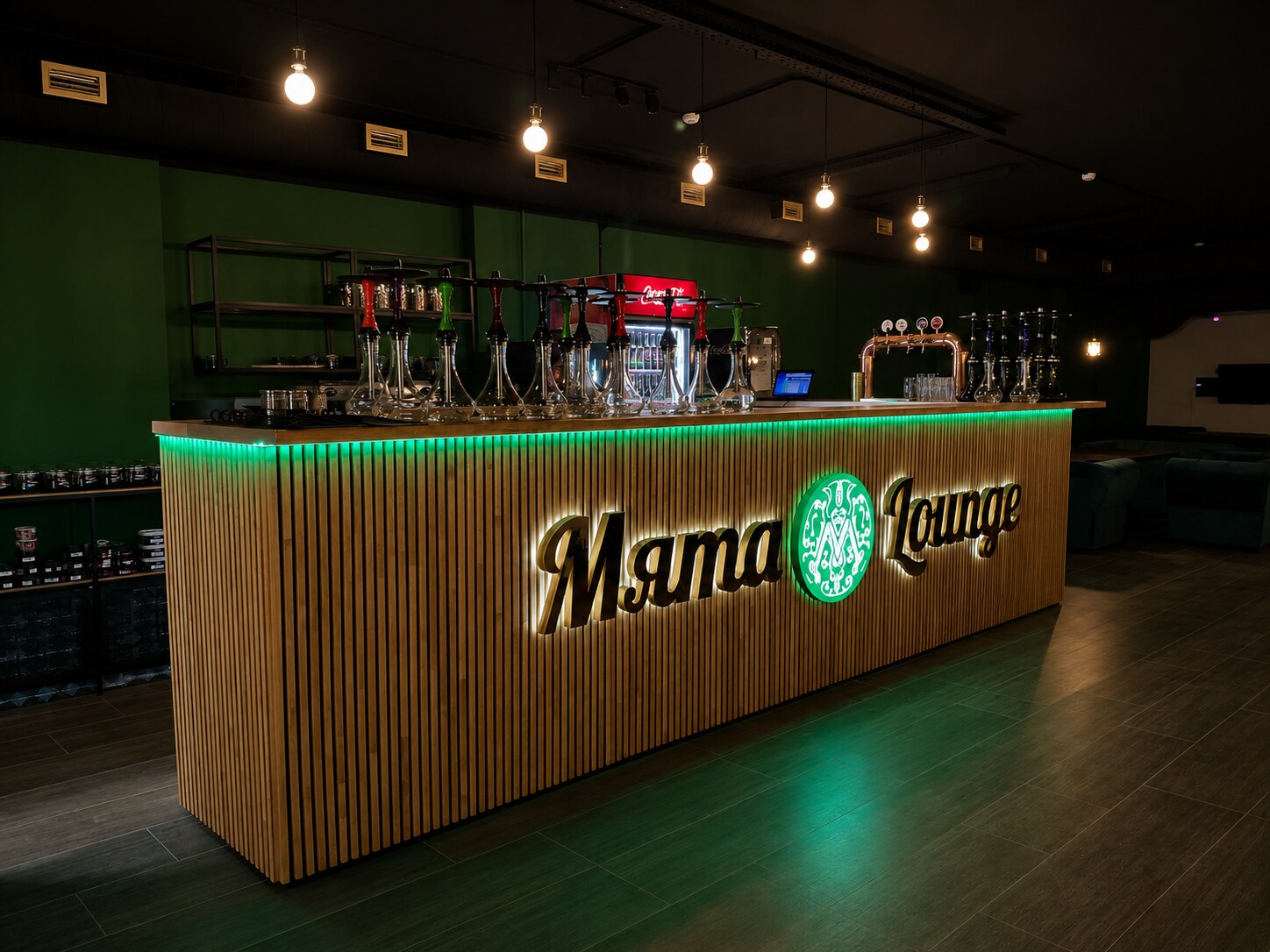 Барная стойка Мята Lounge с деревянными рейками и зелёной подсветкой