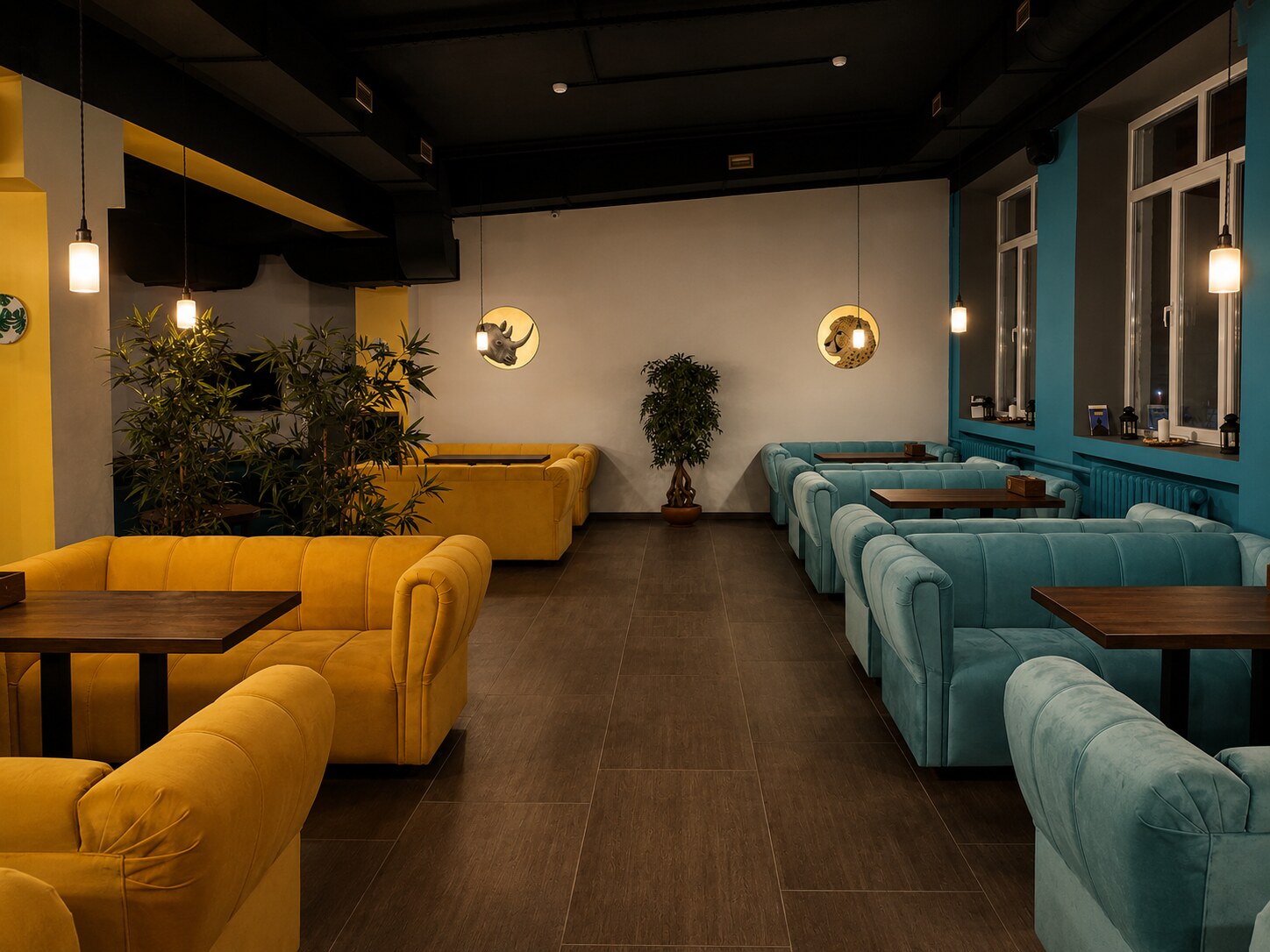 Зал Мята Lounge с жёлтыми и бирюзовыми диванами и авторскими картинами