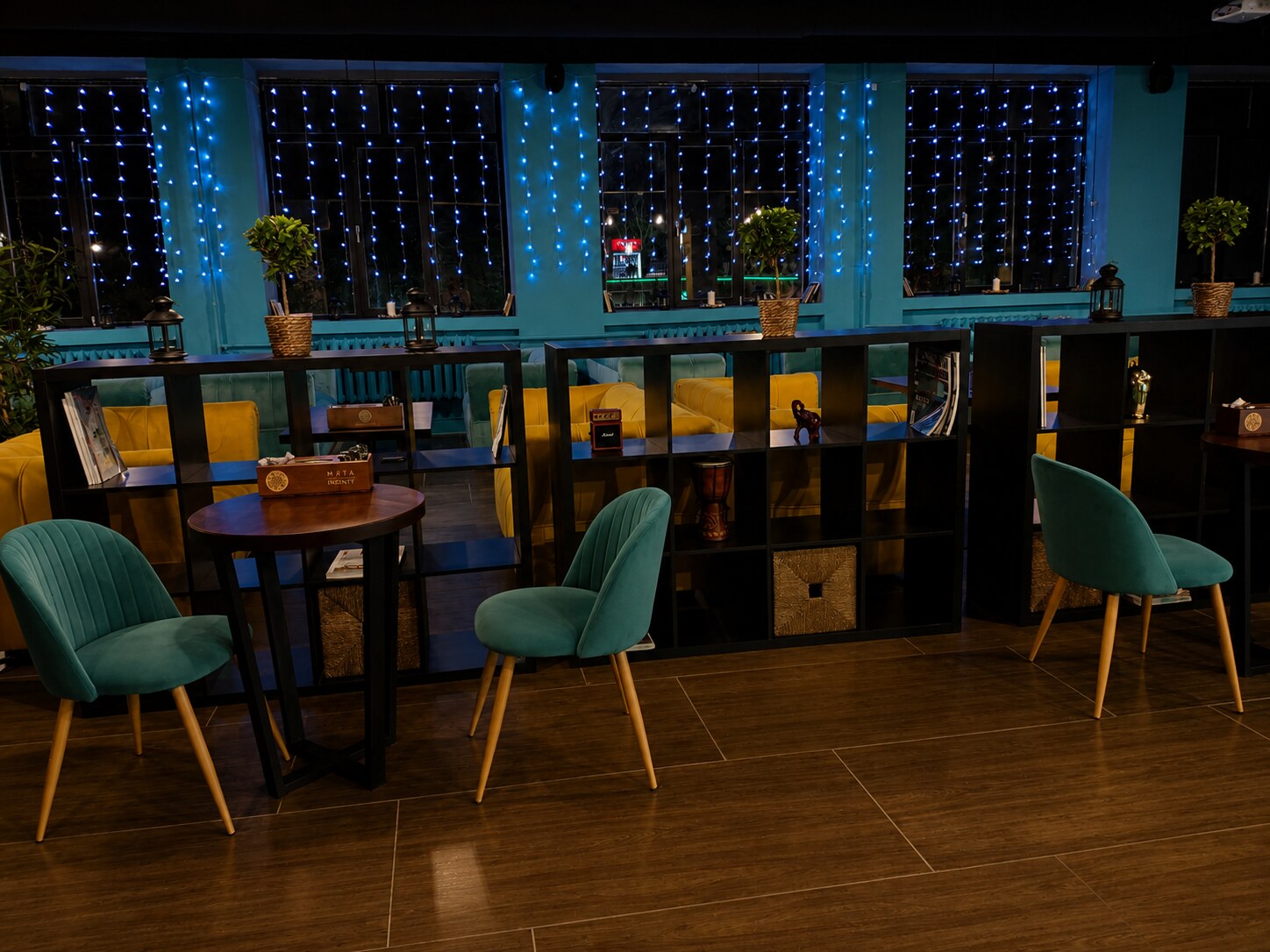 Зона Мята Lounge с графичными стеллажами и бирюзовыми креслами