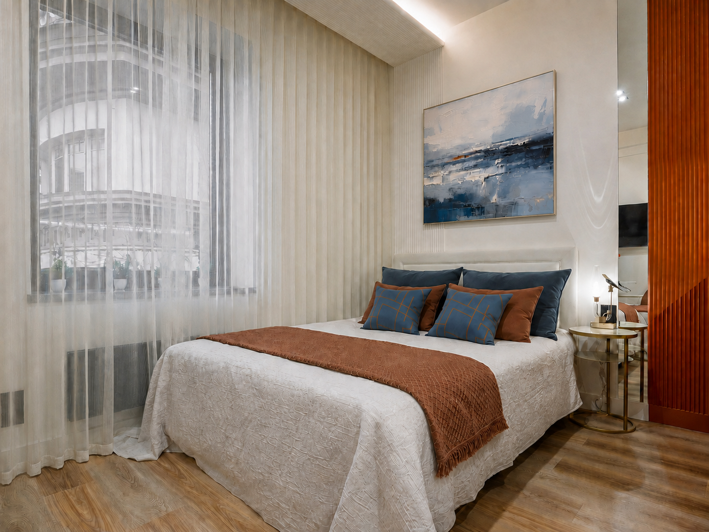 Спальная зона с белой рельефной стеной и глубокими синими акцентами